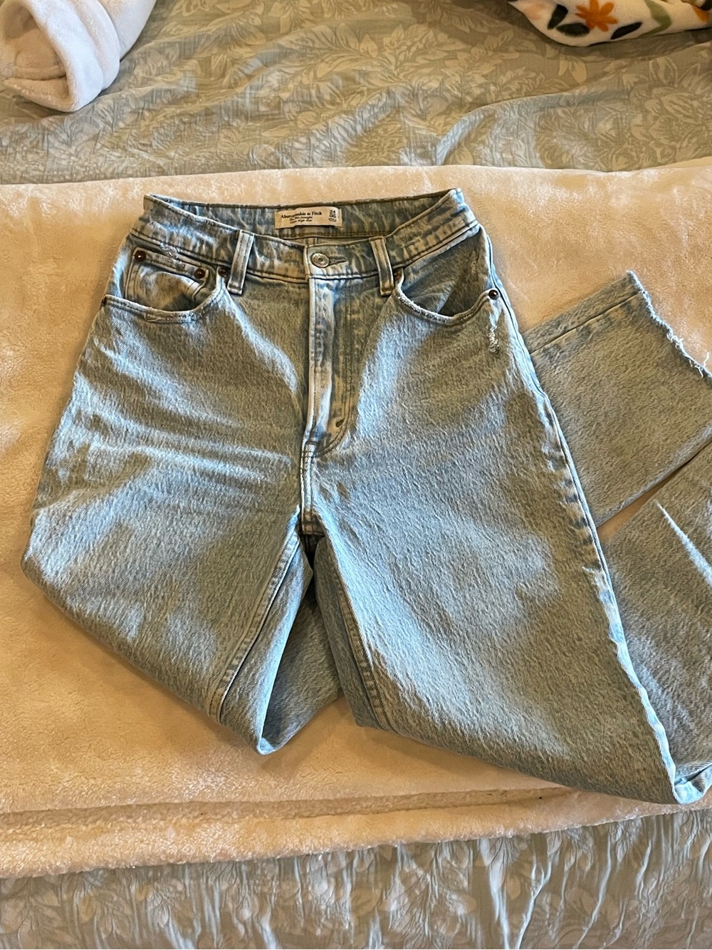 Abercrombie & Fitch 90s Straight Jeans in Light Blue Wash